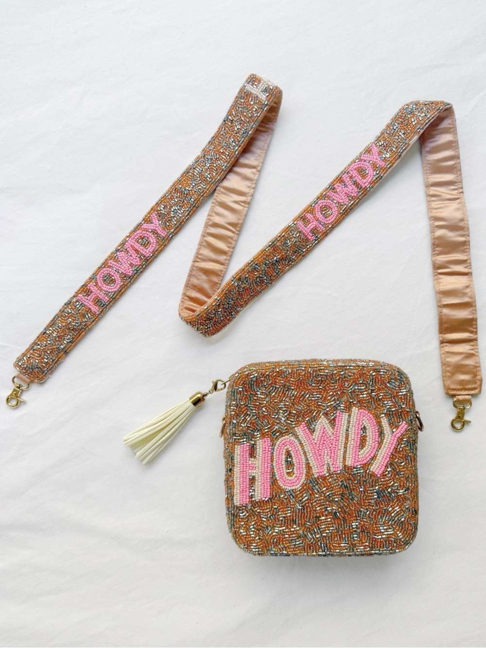 โHowdyโ Beaded Crossbody Purse - Picture 3 of 10